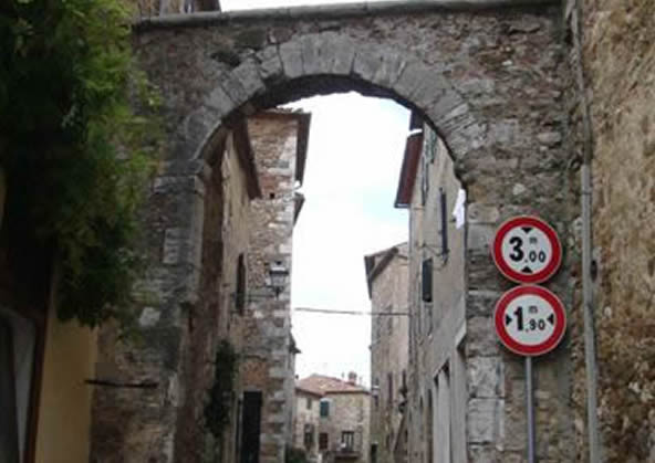 Montemerano - porta di piazza canzanelli